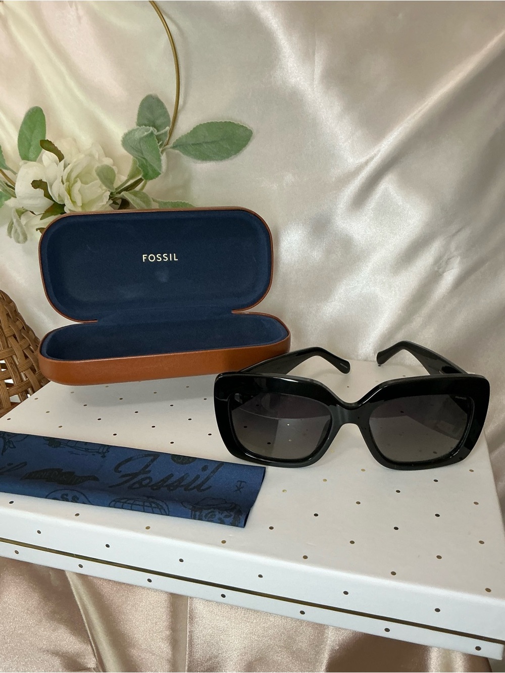 NWOT Fossil Black Polarized Women’s Sunglasses 54 17 140 Case and Cleaning Cloth